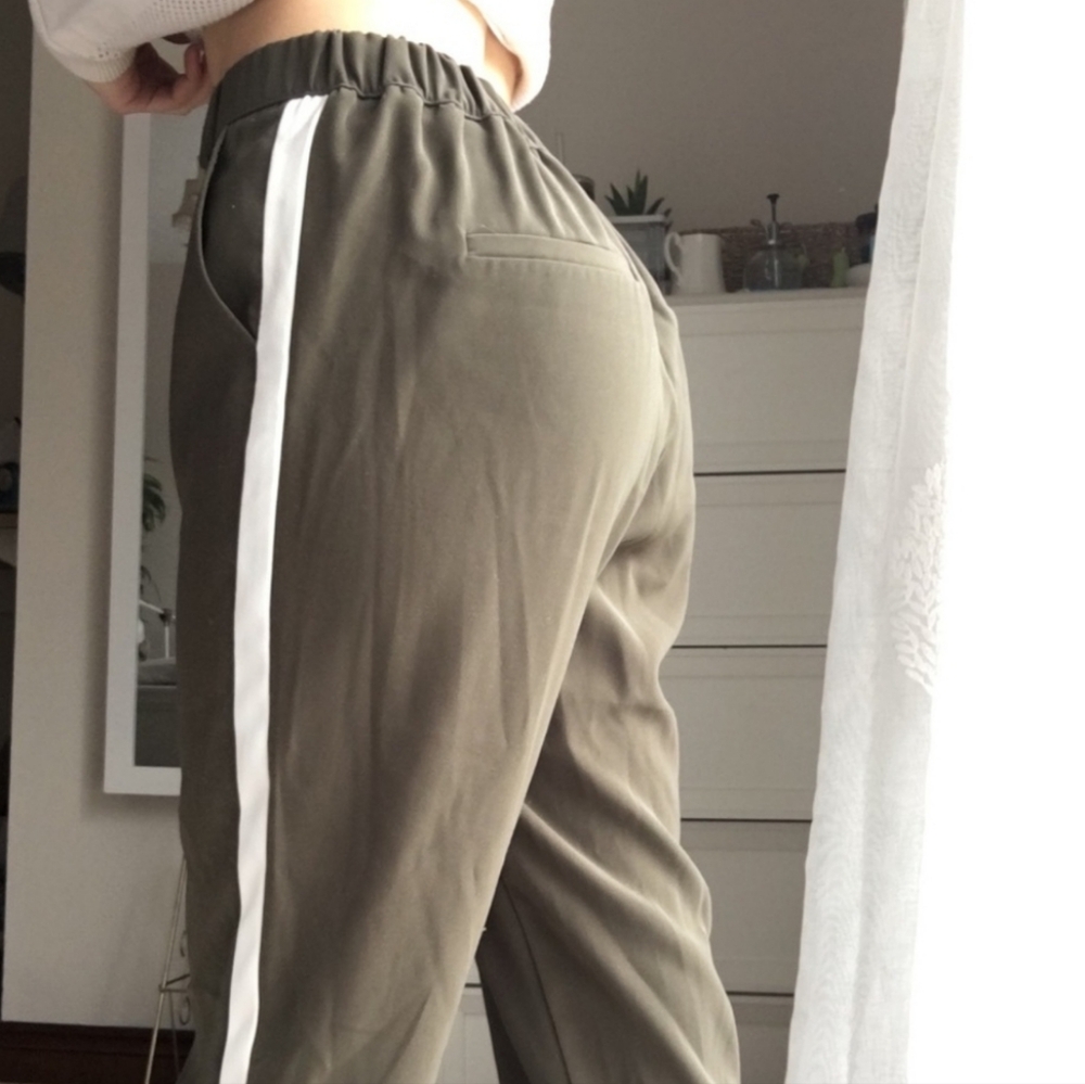 Dex pants in olive green white stripes 🇨🇦